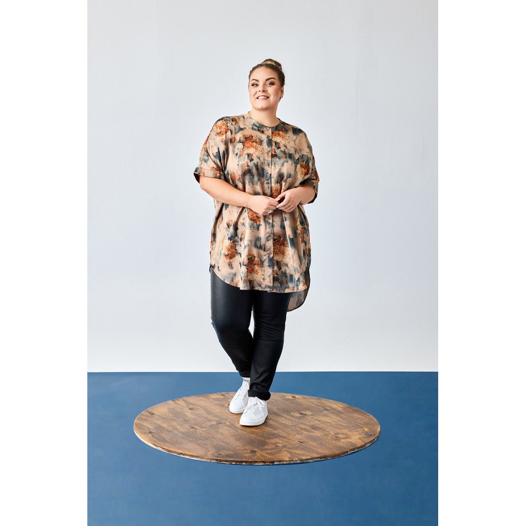 Long boxy blouse warm sand w apricot flowers - Evolve Fashion