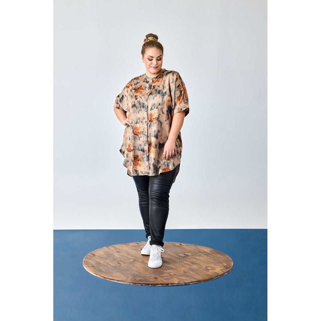 Long boxy blouse warm sand w apricot flowers - Evolve Fashion