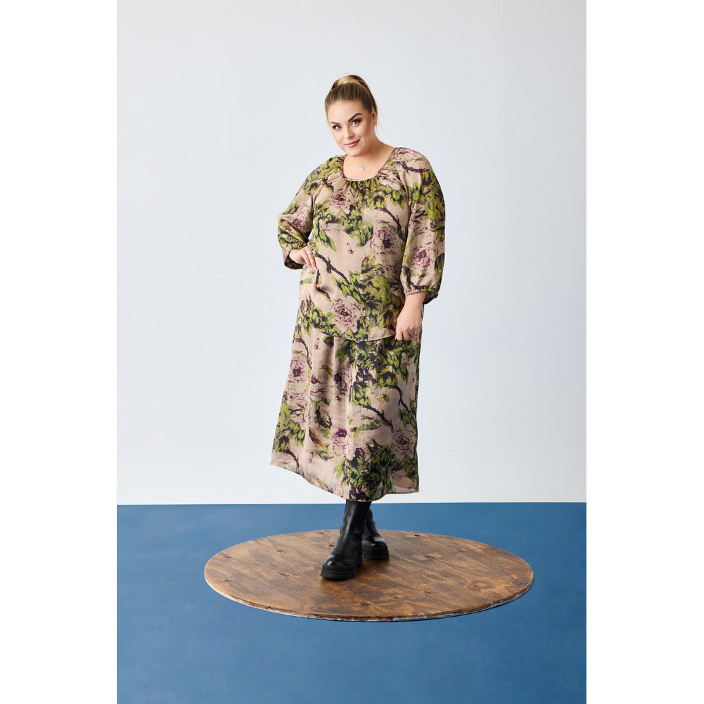 Raglan Blouse w wrinkles and 3/4 sl sand flower bush print - Evolve Fashion